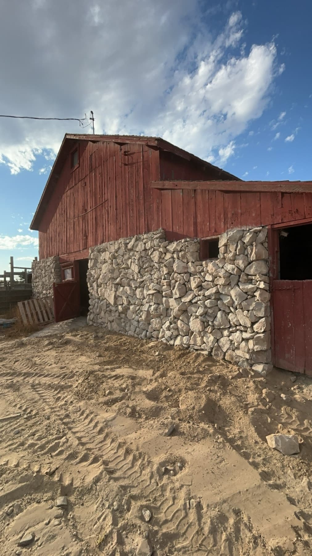 Stone wall on a barn in the Nebraska Panhandle built by Gali Masonry